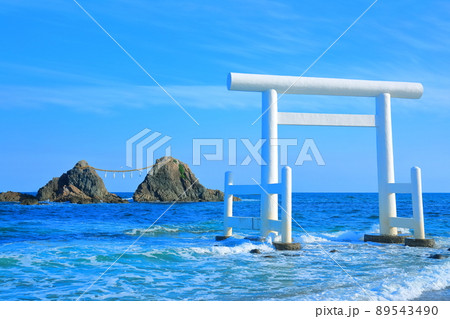 【福岡県】晴天下の桜井二見ヶ浦の夫婦岩と白鳥居 89543490