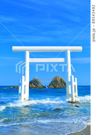 【福岡県】晴天下の桜井二見ヶ浦の夫婦岩と白鳥居 89543492