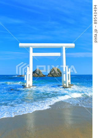 【福岡県】晴天下の桜井二見ヶ浦の夫婦岩と白鳥居 89543494