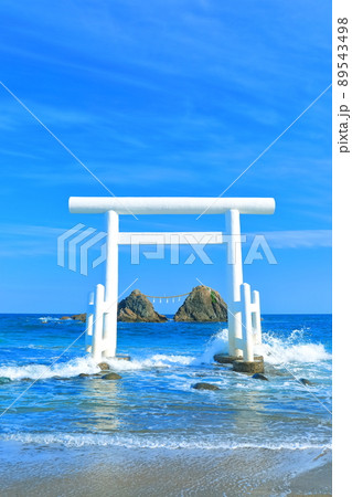 【福岡県】晴天下の桜井二見ヶ浦の夫婦岩と白鳥居 【福岡県】晴天下の桜井二見ヶ浦の夫婦岩と白鳥居 89543498