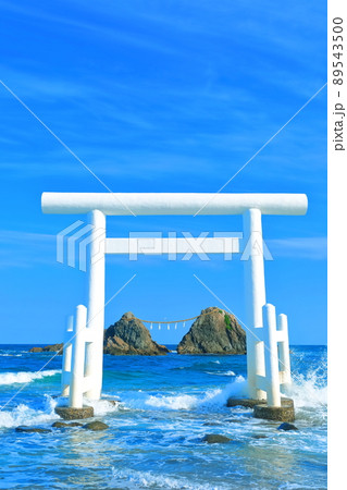 【福岡県】晴天下の桜井二見ヶ浦の夫婦岩と白鳥居 89543500