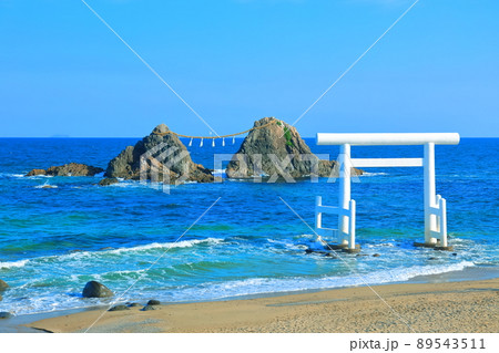 【福岡県】晴天下の桜井二見ヶ浦の夫婦岩と白鳥居 【福岡県】晴天下の桜井二見ヶ浦の夫婦岩と白鳥居 89543511