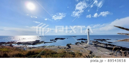 諸磯埼灯台、快晴の海と灯台 89543658