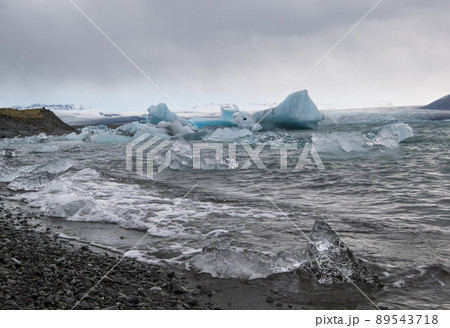 Jokulsarlon glacial lake, lagoon with ice blocks, Iceland. Situated near the edge of the Atlantic Ocean at the head of the Breidamerkurjokull glacier, Vatnajokull icecap or Vatna Glacier. 89543718