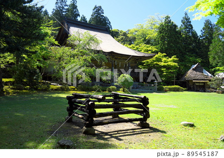 【日本遺産】お水送りの寺・若狭神宮寺の新緑の本堂3　福井県小浜市 89545187