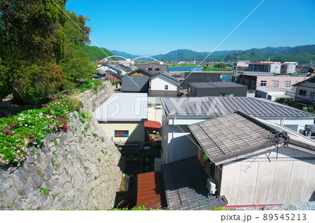 小浜城の天守台から見た初夏の小浜市街3　福井県小浜市 89545213