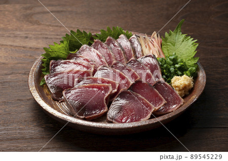 味が濃厚な高知県産カツオのたたき薬味添え 89545229