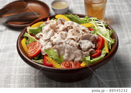 サラダボールで食べる国産ブランド豚肉使用の豚しゃぶ サラダボールで食べる国産ブランド豚肉使用の豚しゃぶ 89545232