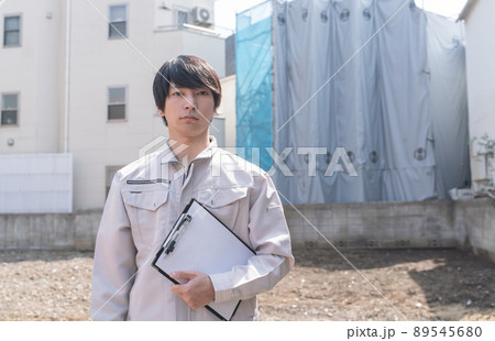 住宅を調査するビジネスマン 89545680