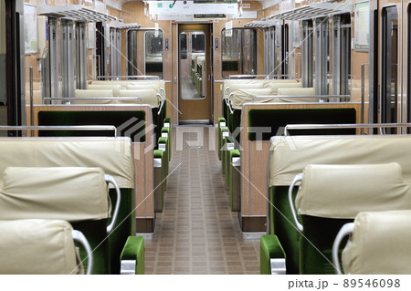 阪急電車8000系クロスシート｜私鉄通勤電車の車内風景 89546098