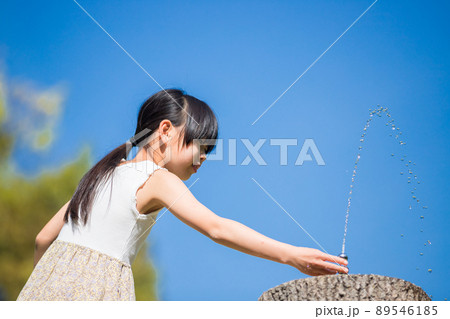 真夏の公園で水道水を飲んでいる可愛い小学生の女の子の姿 真夏の公園で水道水を飲んでいる可愛い小学生の女の子の姿 89546185