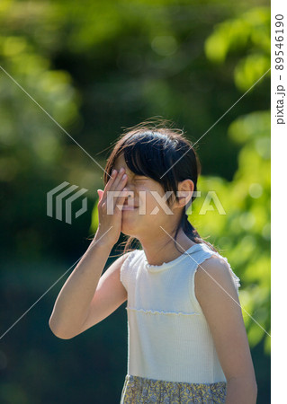 夏の公園で遊んでいる子供の汗だれけの様子 夏の公園で遊んでいる子供の汗だれけの様子 89546190