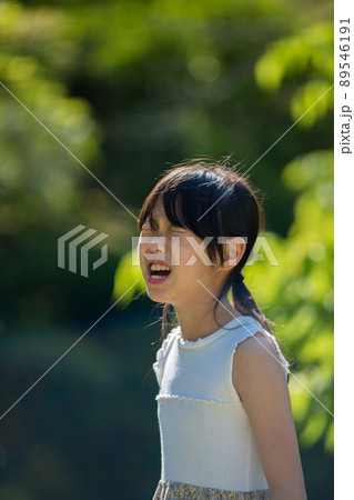 夏の公園で泣いている可愛い小学生の女の子の様子 夏の公園で泣いている可愛い小学生の女の子の様子 89546191