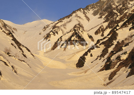 朝日を浴びる白馬大雪渓　残雪期 89547417