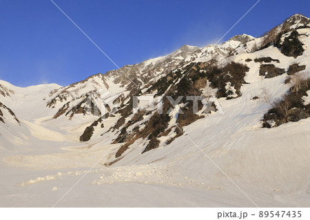 残雪期の白馬大雪渓 89547435