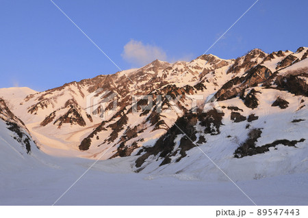 朝日を浴びる白馬大雪渓　残雪期 89547443
