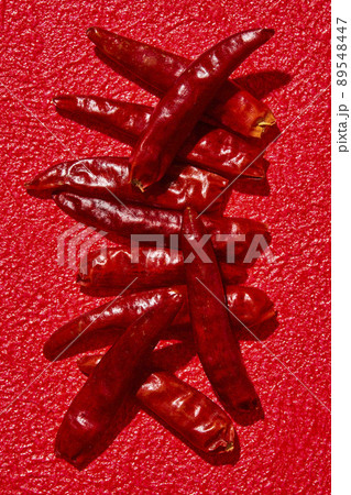 鷹の爪　赤背景 89548447
