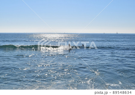 七里ヶ浜のサーファー 89548634