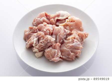 カットされた鶏もも肉 89549019