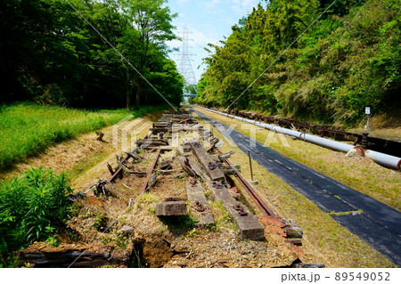 朽ち果てたホーム 三池炭鉱専用鉄道敷跡 旧妙見駅(原万田方面) 朽ち果てたホーム 三池炭鉱専用鉄道敷跡 旧妙見駅(原万田方面) 89549052