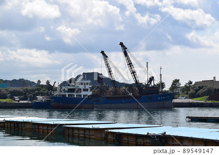 漁港で作業中のガット船 89549147