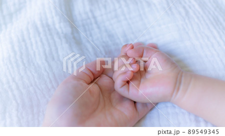 赤ちゃんと女性の手 赤ちゃんと女性の手 89549345