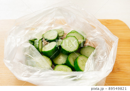 ビニール袋に入れたカットしたキュウリ 89549821