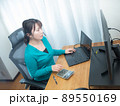 PCを操作する女性 89550169