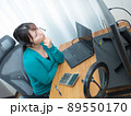 PCを操作する女性 89550170