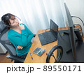 PCを操作する女性 89550171