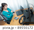 PCを操作する女性 89550172
