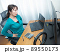 PCを操作する女性 89550173
