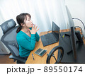 PCを操作する女性 89550174