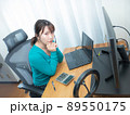 PCを操作する女性 89550175