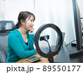 PCを操作する女性 89550177