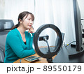 PCを操作する女性 89550179