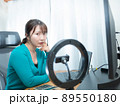 PCを操作する女性 89550180