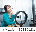 PCを操作する女性 89550181