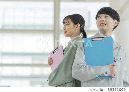 若い男女の建設業系エンジニア 89551066