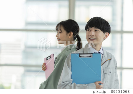 若い男女の建設業系エンジニア 若い男女の建設業系エンジニア 89551068
