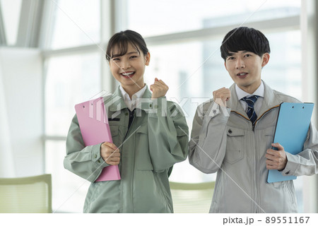 若い男女の建設業系エンジニア 89551167