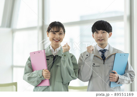 若い男女の建設業系エンジニア 89551169