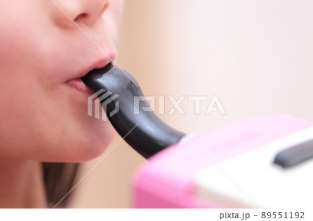 鍵盤ハーモニカを演奏する女の子 89551192