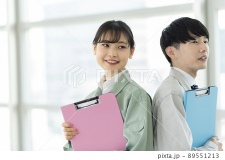 若い男女の建設業系エンジニア 若い男女の建設業系エンジニア 89551213
