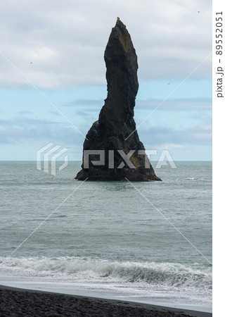 Reynisdrangar basalt sea stacks, Iceland Reynisdrangar basalt sea stacks, Iceland 89552051