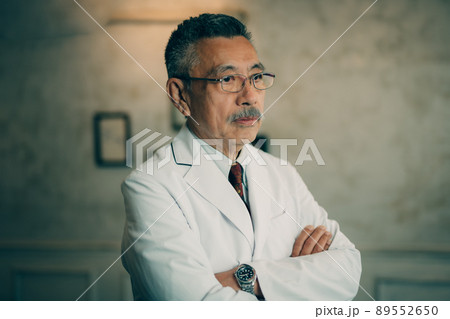 白衣の男性 白衣の男性 89552650