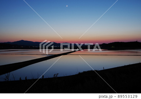 黄昏れ時の美しい空の色と水を張られた田園の風景 ... 島根県安来市：快晴 89553129