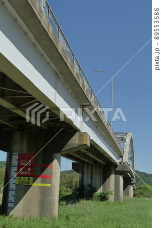 河原を跨ぐアーチ橋 89553686