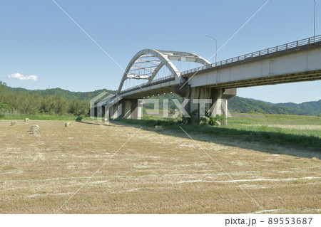 河原を跨ぐアーチ橋 89553687