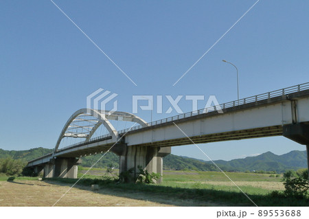 河原を跨ぐアーチ橋 河原を跨ぐアーチ橋 89553688